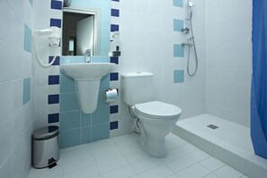 Douche, sèche-cheveux, serviettes fournies