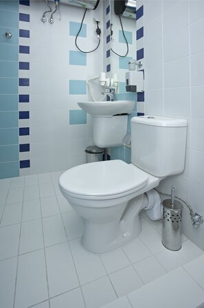 Kamar Double atau Twin Standar (Terminal Aeroexpress) | Kamar mandi | Shower, pengering rambut,  dan handuk