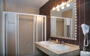 Regadera, amenidades de baño gratuitas, secadora de cabello, toallas 