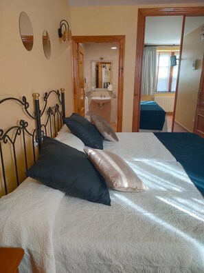 Soundproofing, free cots/infant beds, rollaway beds, free WiFi - Antiguo Casino de los Arribes (Fermoselle)