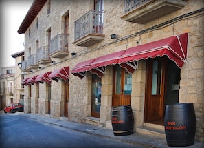 Vista frontal de la propiedad