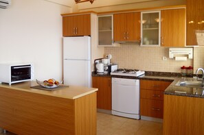 Villa | Eget pentry | Stort kylskåp, ugn, spishäll och diskmaskin