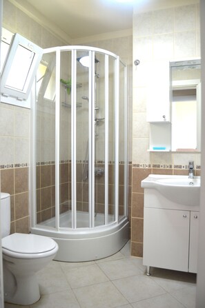 Villa | Baño | Ducha, secador de pelo y toallas