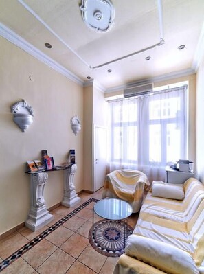 Apartemen, 2 kamar tidur | Meja kerja, kedap suara, dan setrika/meja setrika