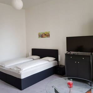 Studio (groß) | Living area | Flat-screen TV - Pension Primavera 2 (Vienna)