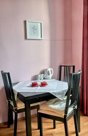 Studio (groß) | Desk, soundproofing, iron/ironing board, free cots/infant beds - Pension Primavera 2 (Vienna)