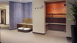 Une salle de bain moderne avec un meuble-lavabo en bois, un évier et un banc.