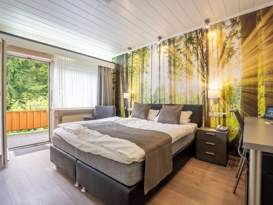 Comfort-Doppelzimmer | Zimmersafe, Schreibtisch, laptopgeeigneter Arbeitsplatz