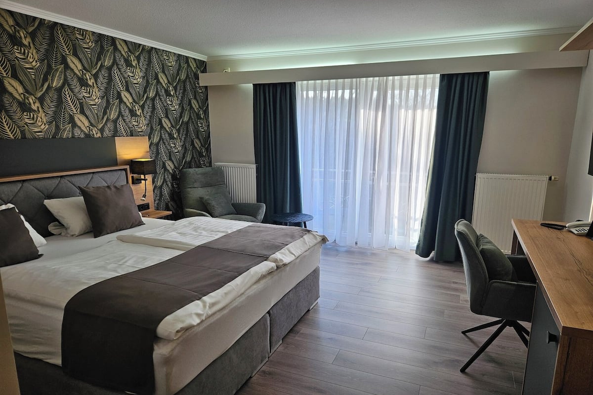 Quarto casal superior, 1 quarto, para não fumantes | Cofres nos quartos, escrivaninha, espaço de trabalho para notebook