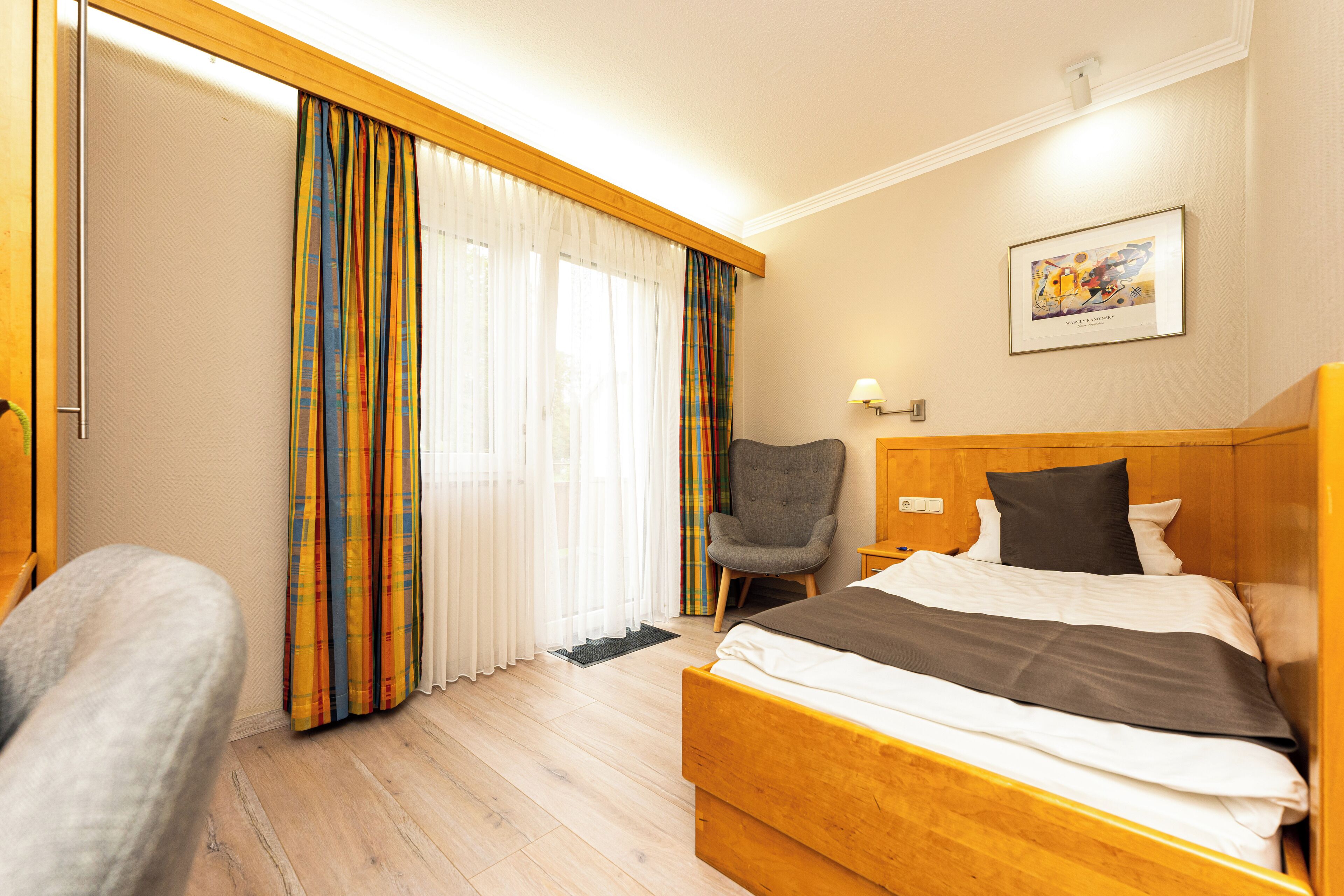 Eenvoudige eenpersoonskamer | Een kluis op de kamer, een bureau, een laptopwerkplek, gratis wifi