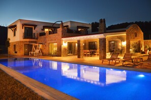 Außenpool, Sonnenschirme, Liegestühle