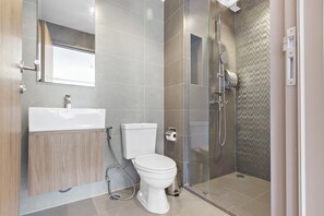New Rose Hua Hin (One Bedroom Condo) | Badezimmer | Dusche, kostenlose Toilettenartikel, Haartrockner, Handtücher