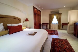 1 bedroom, Egyptian cotton sheets, premium bedding, down duvets