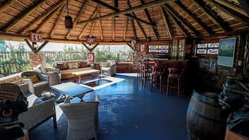 2 bars/lounges, een poolbar