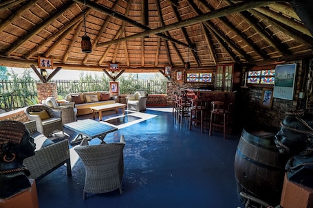 2 bares, bar junto a la piscina