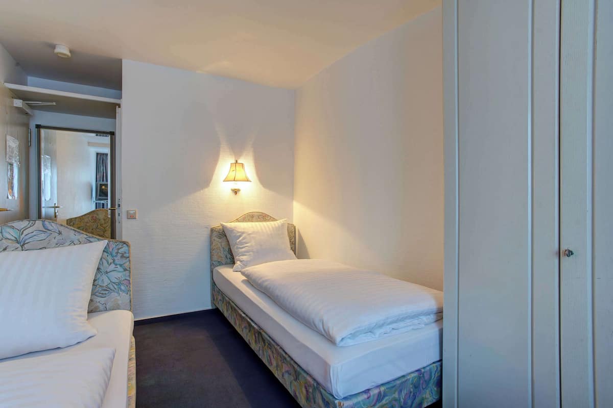Standaard kamer, 2 eenpersoonsbedden | Een bureau, beddengoed