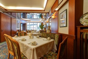 Petit déjeuner buffet (14.90 EUR par personne)