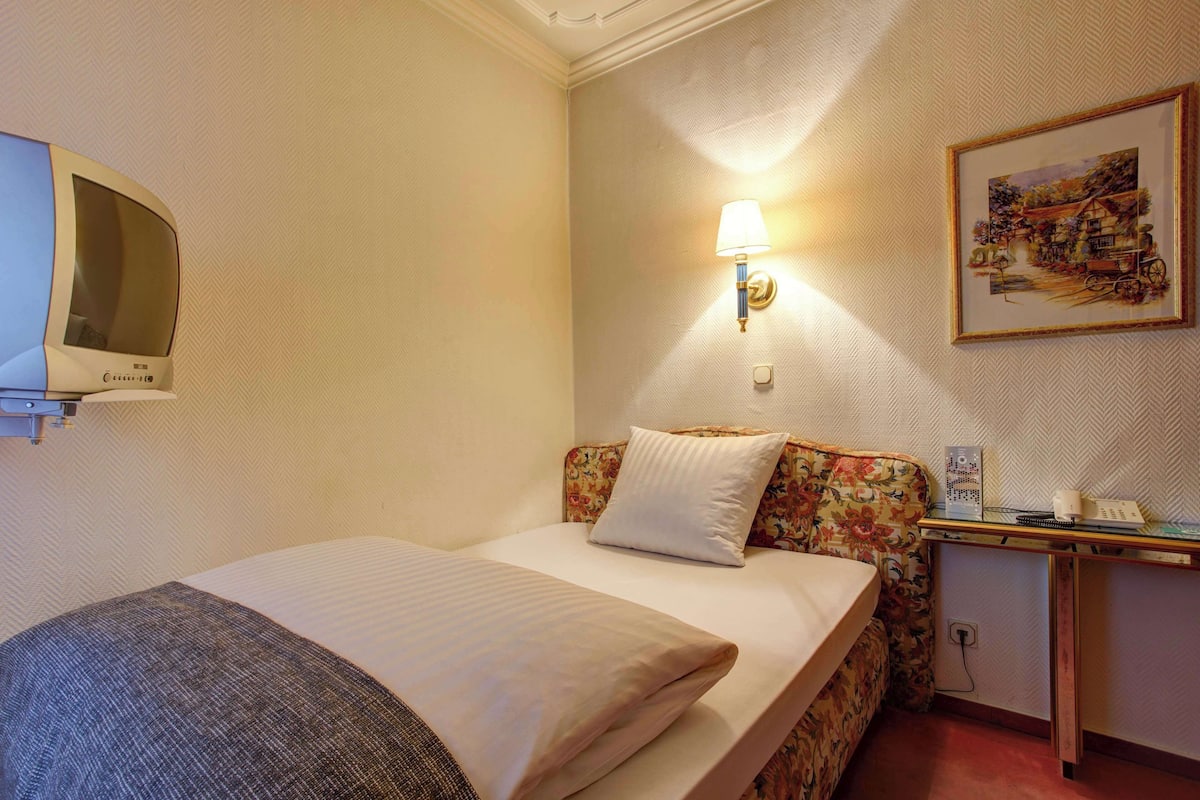 Comfort kamer, 1 eenpersoonsbed | Een bureau, beddengoed