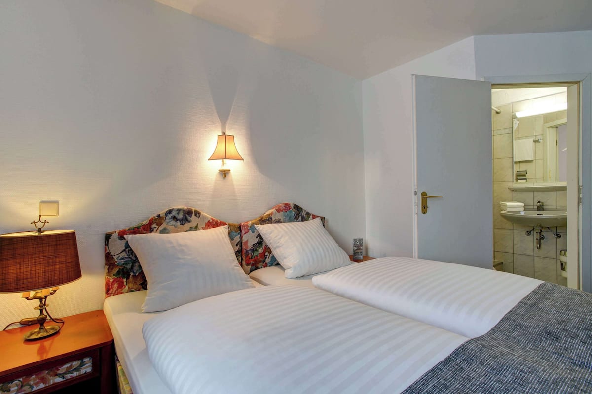 Standaard kamer, 1 tweepersoonsbed | Een bureau, beddengoed