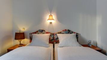 Meja kerja dan seprai linen