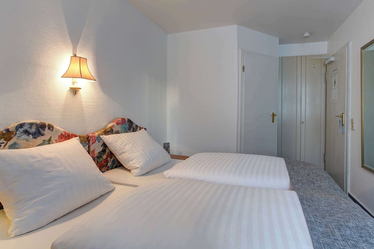 Comfort kamer, 1 tweepersoonsbed | Een bureau, beddengoed