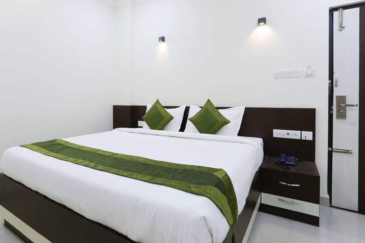 Desk, iron/ironing board, free WiFi, bed sheets