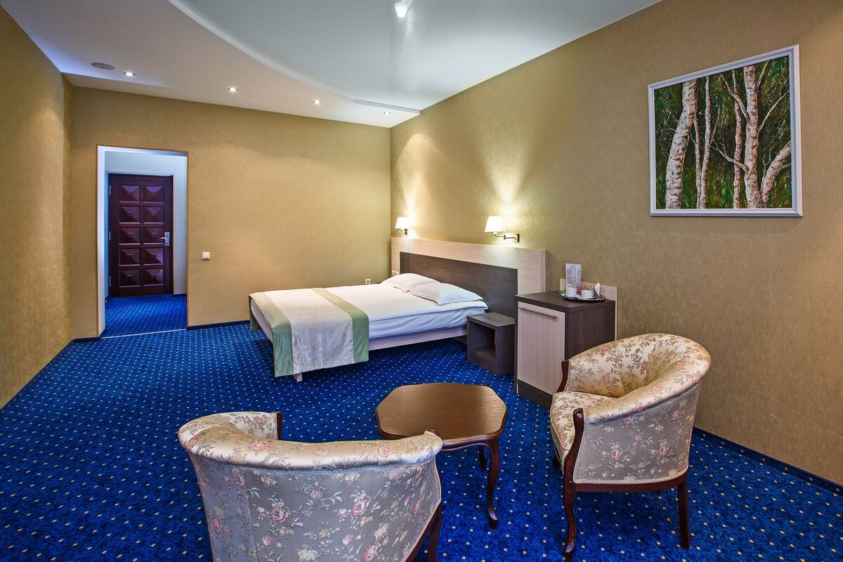 Premium bedding, minibar, in-room safe, desk