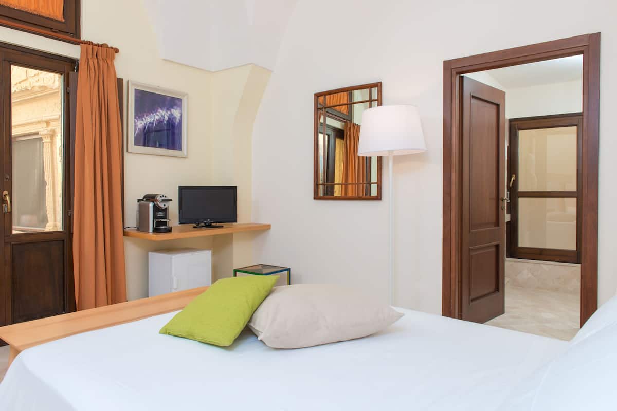 Habitación doble estándar | Minibar, caja de seguridad en la habitación, escritorio y cunas