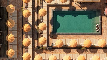 Piscine couverte, piscine extérieure, chaises longues