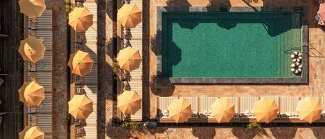 Piscine couverte, piscine extérieure, chaises longues