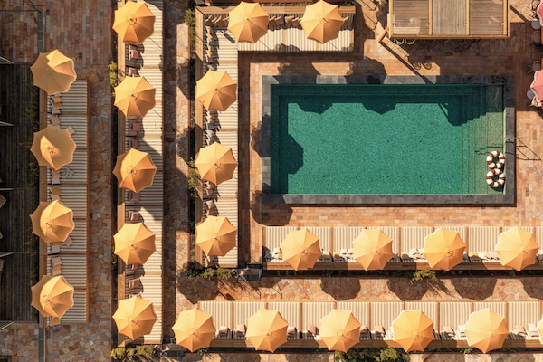 Alberca techada, alberca al aire libre y camastros