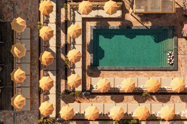 Piscine couverte, piscine extérieure, chaises longues