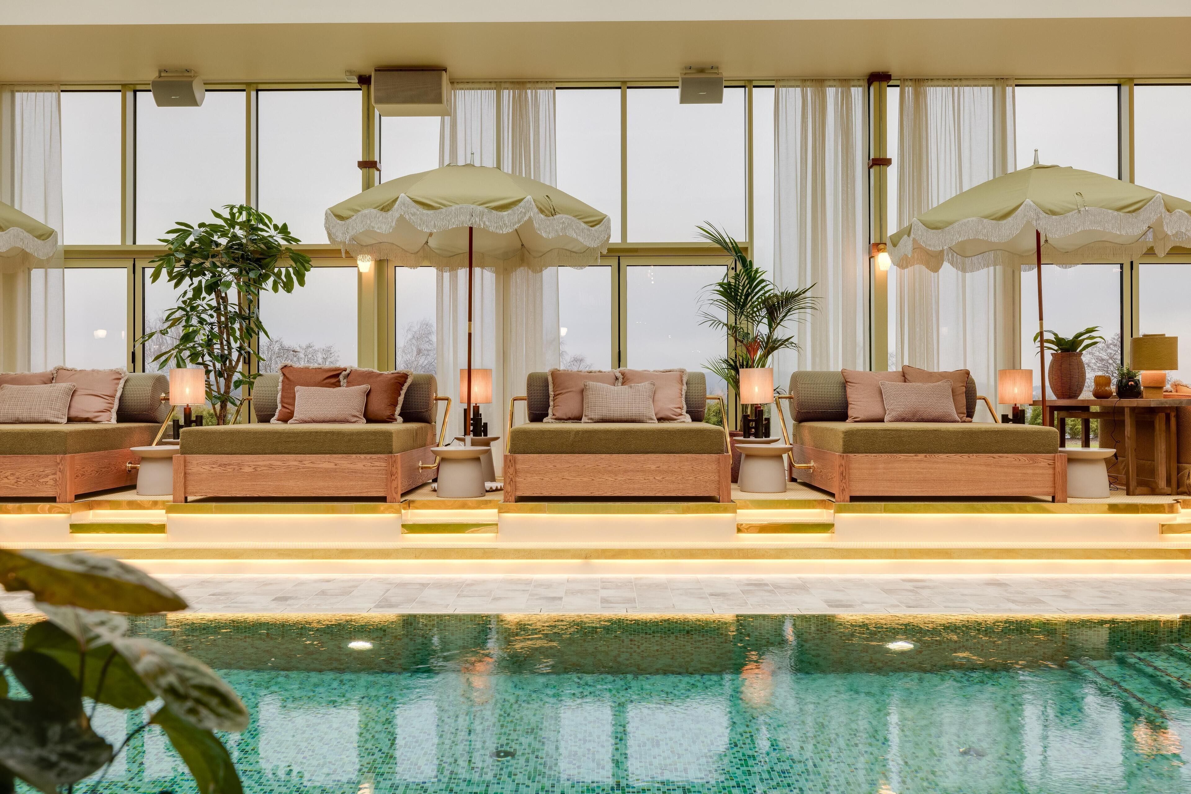 Inomhuspool och utomhuspool, öppettider: 09.00 till 23.00, och solstolar