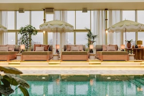 Piscine couverte, piscine extérieure, chaises longues