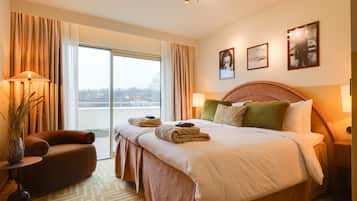 Minibar, cortinas blackout, tabla de planchar con plancha y wifi gratis