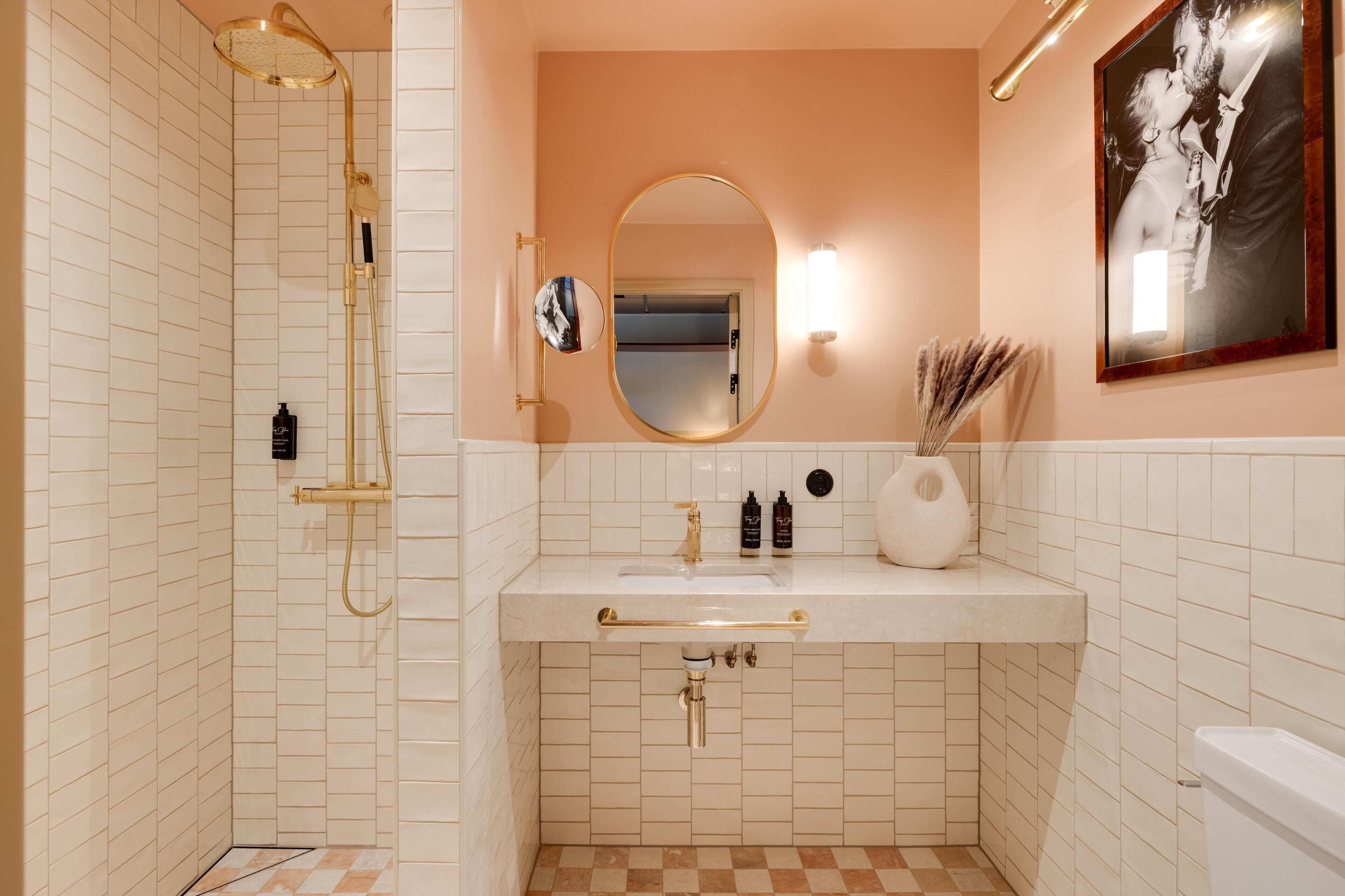 Un baño con ducha, lavabo e inodoro.