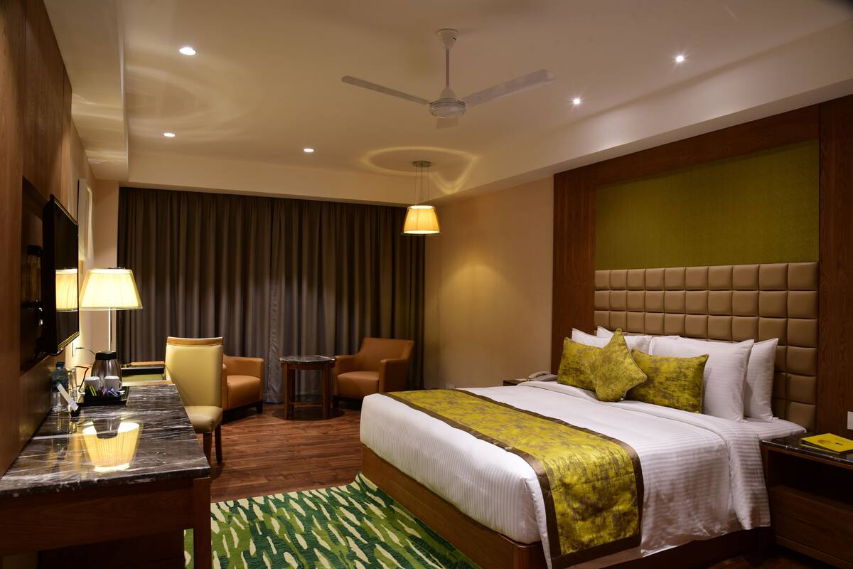 Deluxe Suite | Minibar, in-room safe, desk, iron/ironing board