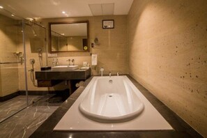 Douche, articles de toilette gratuits, peignoirs, chaussons