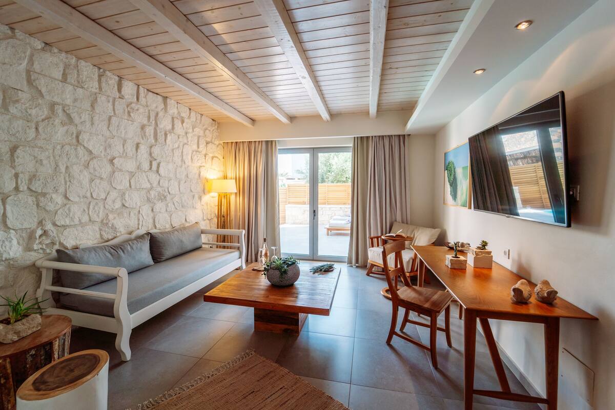 executive suite, 1 bedroom, private pool | living room | 32-inch flat-screen tv with satellite channels, tv, ping pong