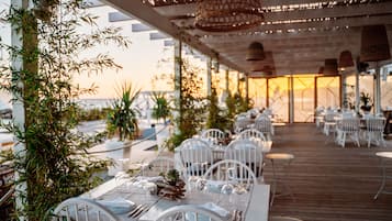 Café da manhã, almoço e jantar; culinária mediterrânea