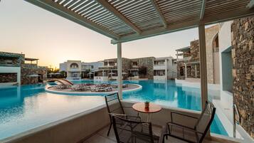 Chambre Supérieure Double ou avec lits jumeaux, vue piscine, en bord de piscine | Extérieur