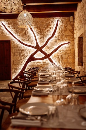 Breakfast, lunch, dinner served; Mediterranean cuisine
