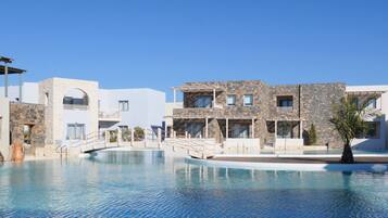 Piscine couverte, piscine extérieure, parasols de plage, chaises longues