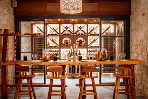 Serveert ontbijt, lunch, diner, Mediterrane gerechten 