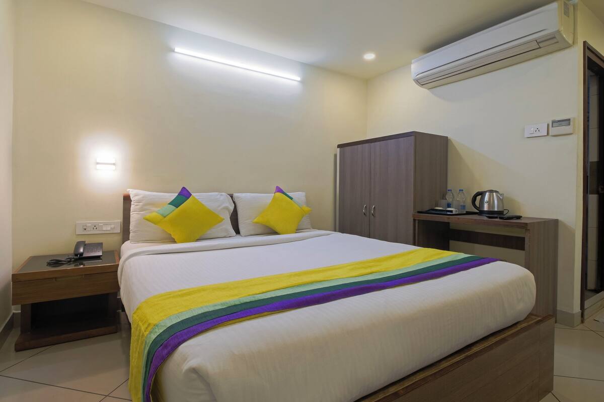Habitación estándar | Escritorio, cortinas blackout y tabla de planchar con plancha