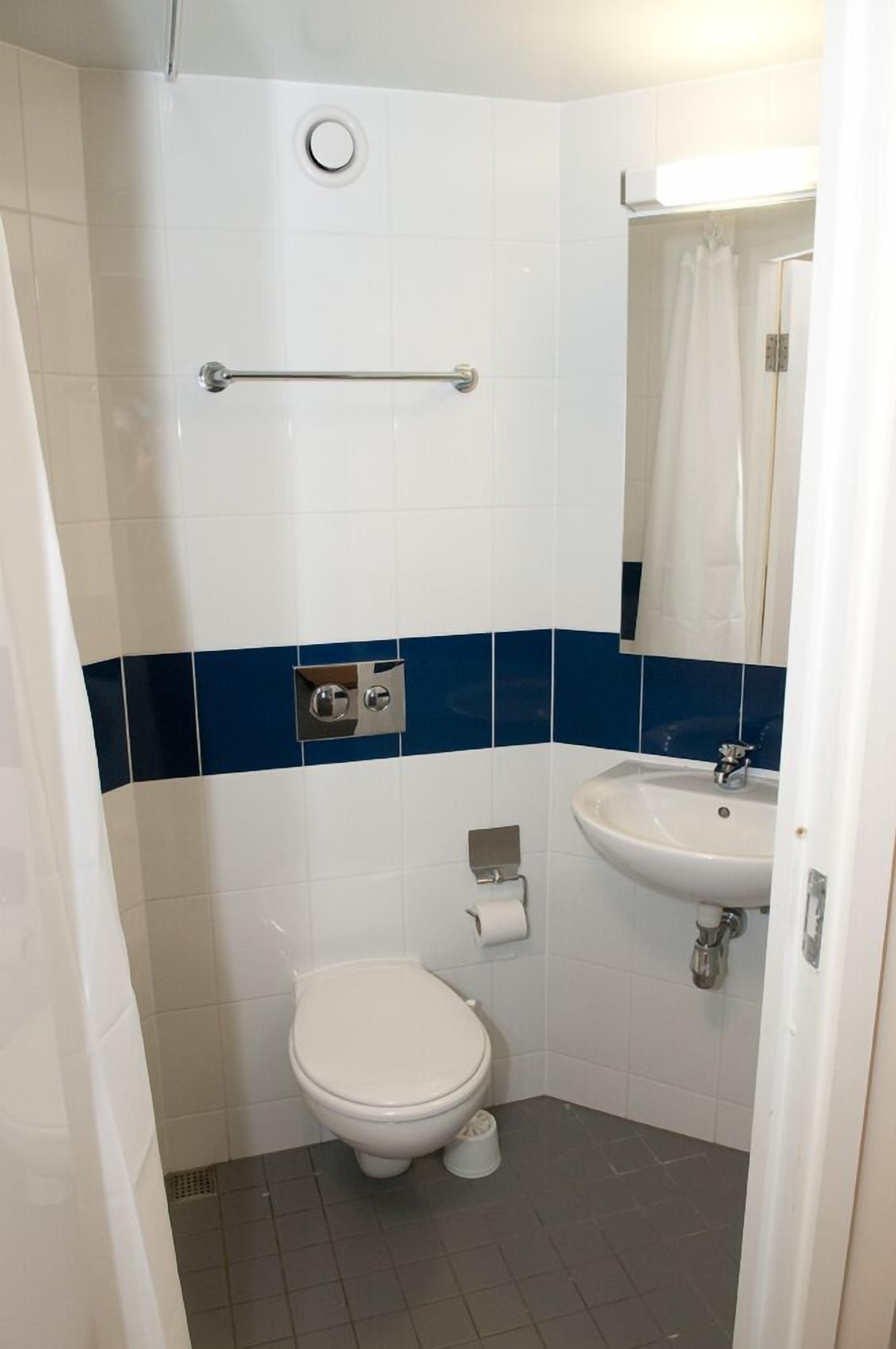 Basic Single Room | Bathroom | Shower, rainfall showerhead, towels, toilet paper