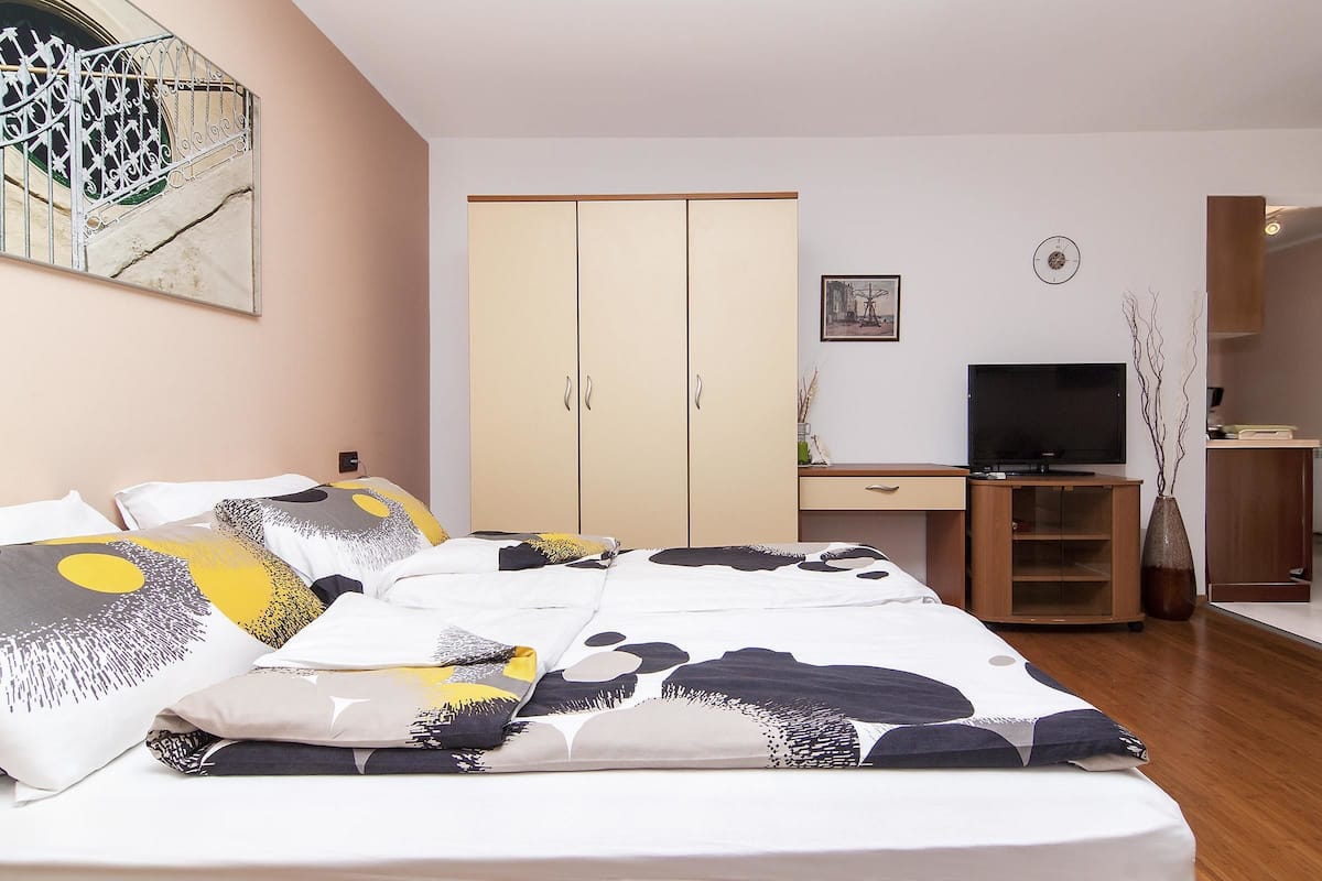 Apartment, 1 King Bed with Sofa bed | Iron/ironing board, WiFi (free)