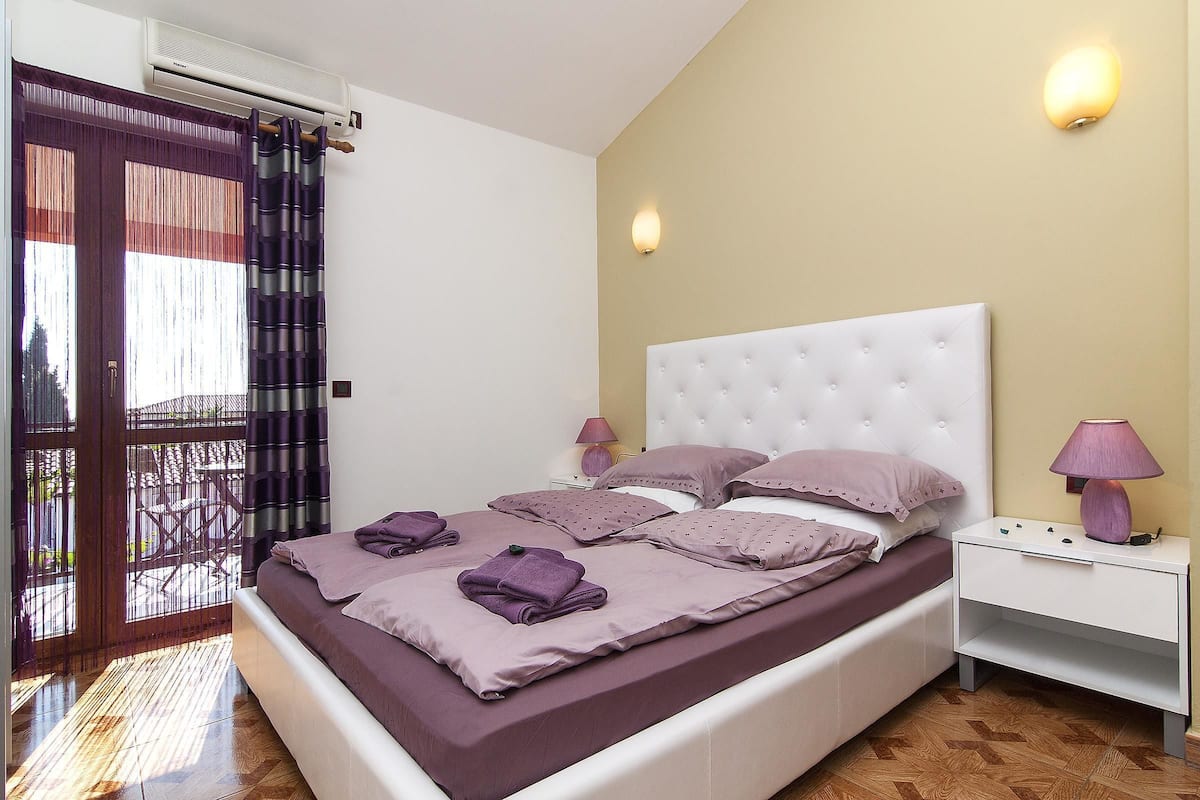 Apartment, 1 King Bed with Sofa bed | Iron/ironing board, WiFi (free)
