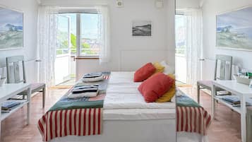 Doppel- oder Zweibettzimmer, Gemeinschaftsbad, eingeschrĂ€nkter Meerblick | Individuell dekoriert, individuell eingerichtet, BĂŒgeleisen/BĂŒgelbrett