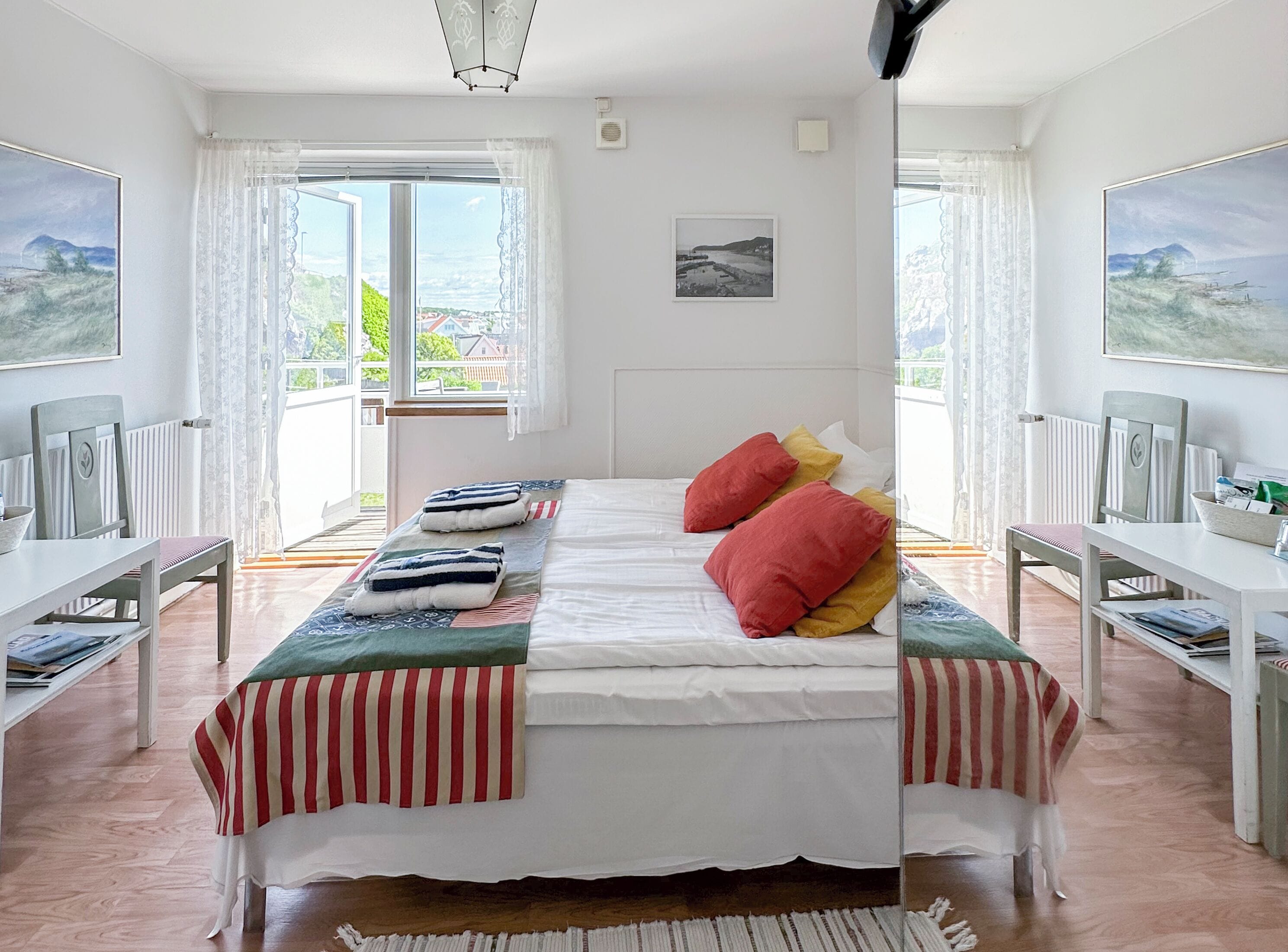 Habitación con 1 cama doble o 2 individuales, baño compartido, vistas parciales al mar | Tabla de planchar con plancha, cunas (de pago), camas supletorias